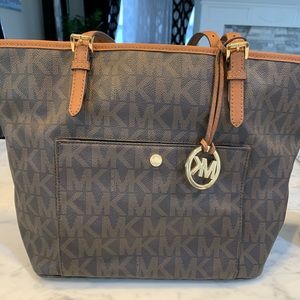 Michael Kors MK Logo Jet Set Snap Pocket Tote